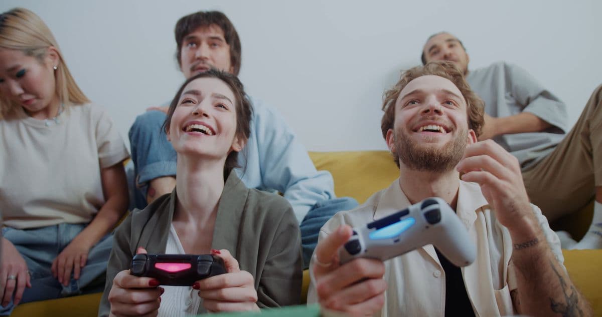 Amigos reunidos no sofá para uma partida