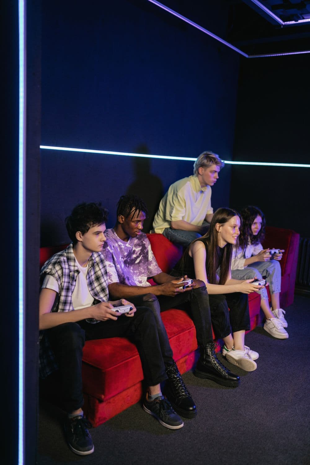 Grupo de amigos reunidos com controles de videogame